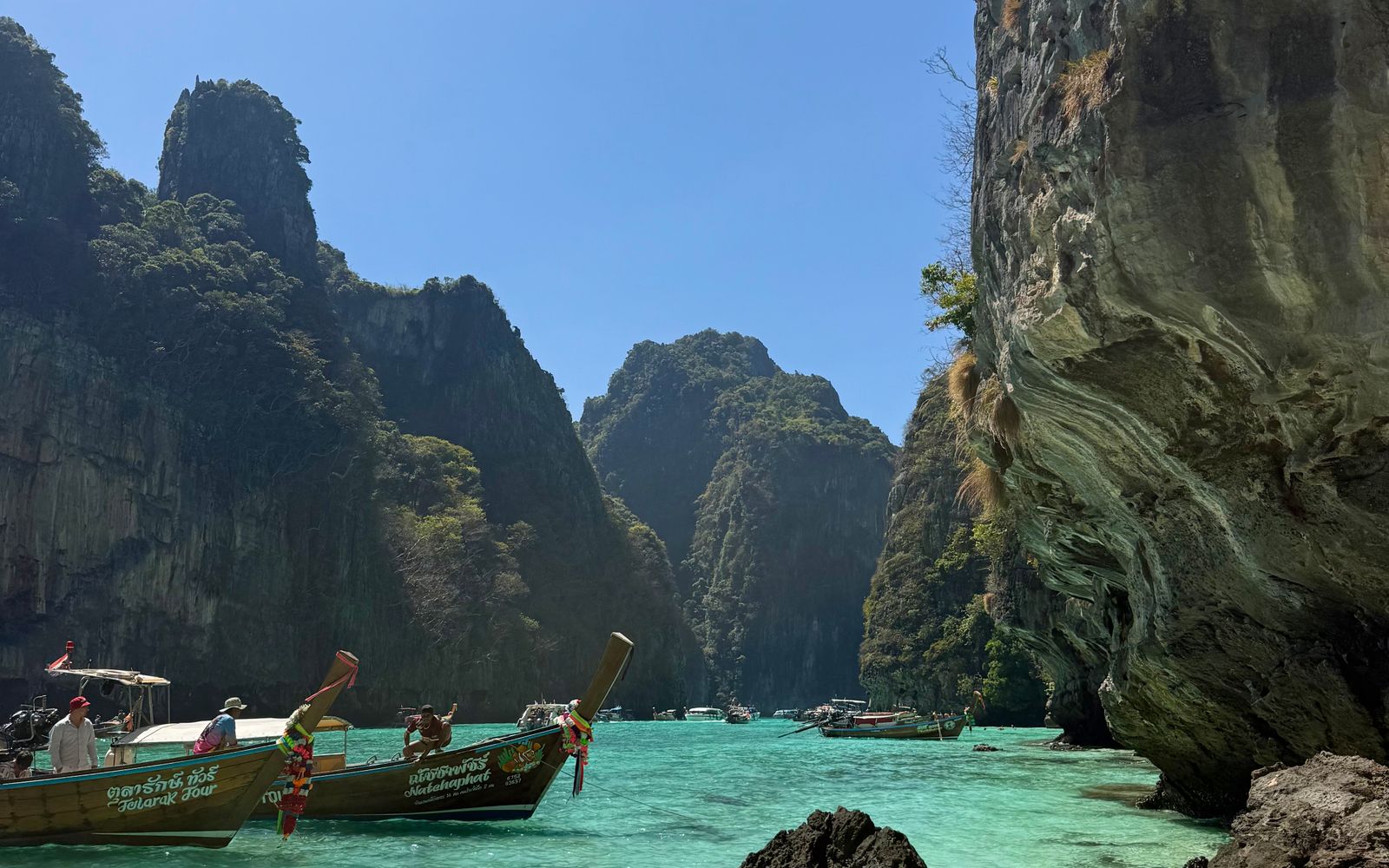 Традиционная лодка среди скал Пхи-Пхи
